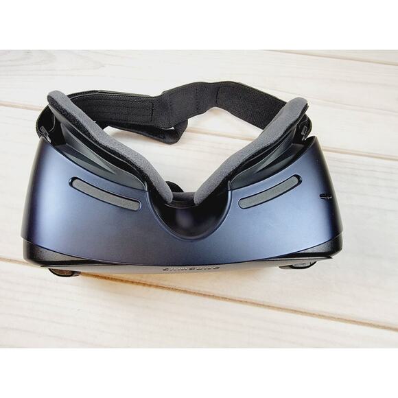 Samsung Gear VR Powered by Oculus SM-R323 Virtual Reality Headset - Picture 10 of 15